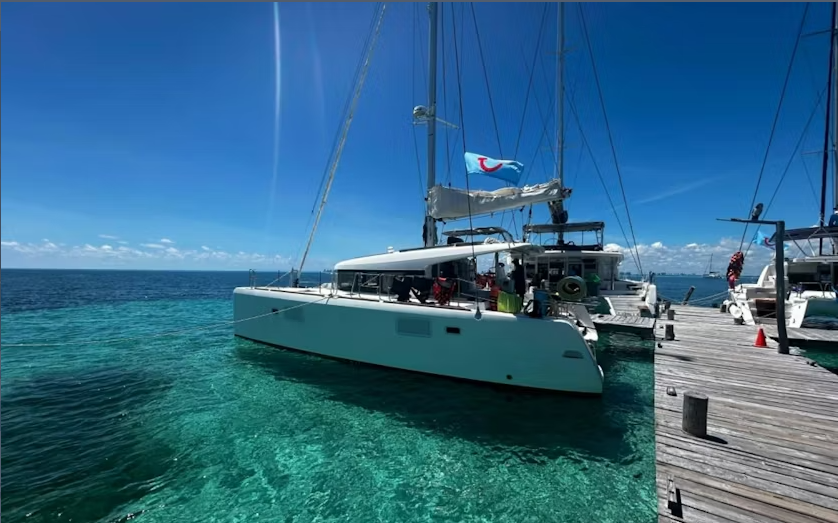 Isla Mujeres family cruise with snorkelling and lunch with shared golf cart tour - Image 3